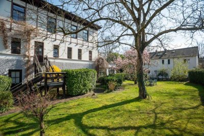 Lichtdurchflutete Altbauwohnung auf beeindruckendem Gartengrundstück in Bonn-Kessenich