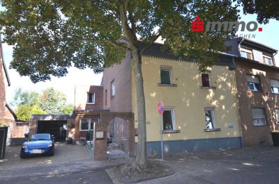 Zweifamilienhaus mit Garage und großem Grundstück