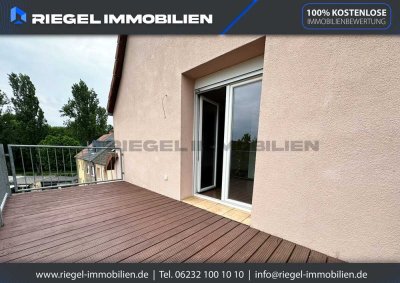 Sie hier? Wir auch! Modernisierte 3 Zimmer-Dachgeschosswohnung mit 2 Balkonen und Garage