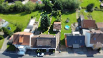 Teilmodernisiertes Einfamilienhaus mit Garten und Garage in Uslar - Delliehausen