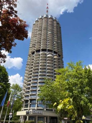 Panorama-Aussicht im Hotelturm: Möblierte 1,5-Zimmer-Wohnung mit SW-Balkon