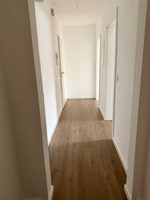 Erstbezug nach Renovierung helle 3 Zimmer Wohnung /  WG geeignet