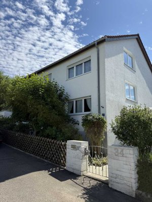 Familienfreundliches Zweifamilienhaus mit Garten und Garage - sofort verfügbar