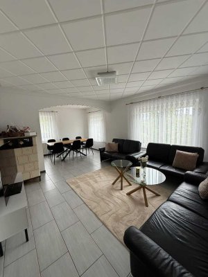 Stilvolle, vollst. renovierte 4-Raum-Wohnung mit geh. Innenausstattung mit Balkon und EBK