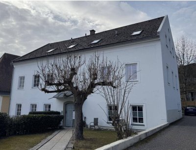 Helle Dachgeschosswohnung mit Büro und Stellplatz in begehrter Lage von Steyr