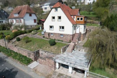 Massives Einfamilienhaus mit zwei Garagen und Garten in Bad Karlshafen