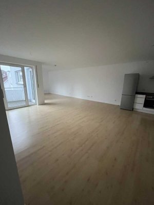 Neusanierte 2-Zimmer-Wohnung mit EBK, Balkon & TG-Stellplatz – zentral in Gießen