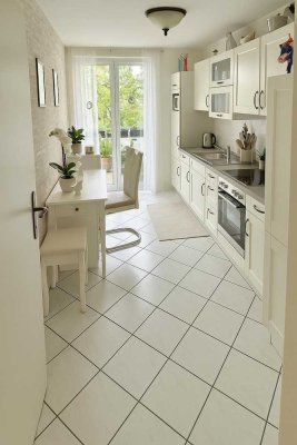 Stilvolle 2-Raum-Wohnung mit gehobener Innenausstattung mit Balkon und EBK in Hattersheim am Main