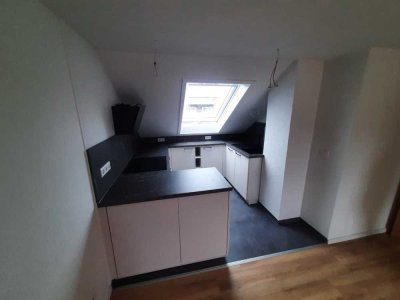 ***Sehr schöne, komplett renovierte Dachgeschosswohnung 54m²- Neue Einbauküche Ablösefrei***
