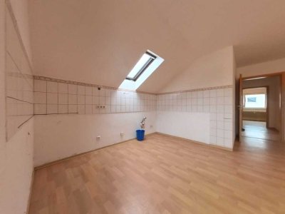 Renovierungsbedürftige 3 Zimmer Dachgeschosswohnung in kleiner Wohneinheit!!!
