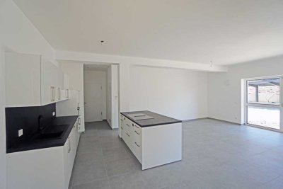 Erstbezug nach Sanierung: Attraktive 2-Zimmer-Wohnung mit EBK, Terrasse und Außenstellplatz