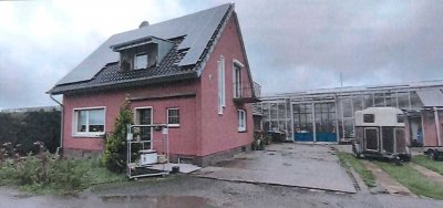 EFH mit Gewächshäusern, Gärtnerei und Photovoltaikanlage.