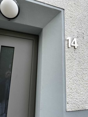 Hochparterre: Komplett Sanierte 2 Zimmer-Wohnung (1WZ/1SZ) mit großer Wohnküche (Kein Jobcenter)