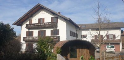 Au bei Bad Feilnbach: Ehemaliges Bauern-Wohnhaus plus zwei Wohnungen in toller Lage