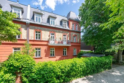 Flexible Nutzungsoptionen: 2 benachbarte Wohnungen über 218 m² in Villa von 1890 am Schlosskanal