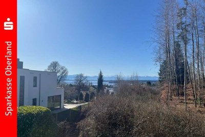 Den See und die Berge im Blick