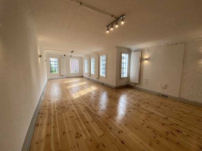 Helle Loftfläche in altem Fabrikgebäude – Wohnen & Arbeiten mitten in Eimsbüttel