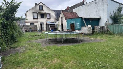 ZWEIFAMILIENHAUS MIT GROßEM GRUNDSTÜCK