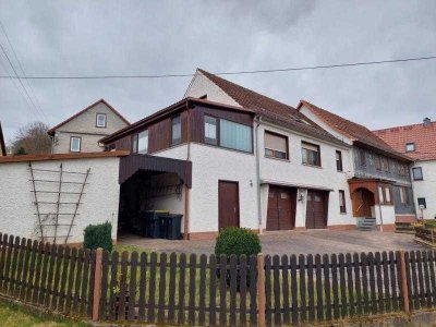 Freistehendes Zweifamilienhaus mit Anbau und großem Grundstück