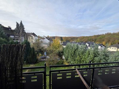 Schöne 2-Zimmer-Dachgeschosswohnung mit Balkon & Ausblick in Höhr-Grenzhausen – ruhige Lage!
