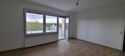 Helle 3,5-Zimmerwohnung mit Balkon und EBK im Hochhaus