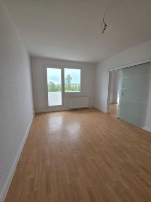 gut geschnittene 2-Raum-Wohnung mit Wannenbad, Balkon und Keller