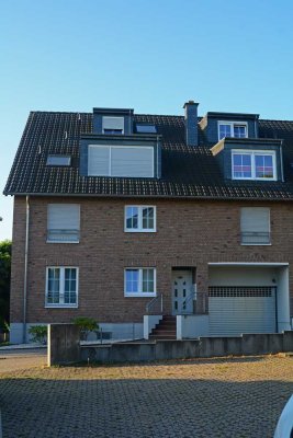 Freundliche helle 2-Zimmer-Maisonette-Wohnung mit Balkon und Einbauküche in Frechen