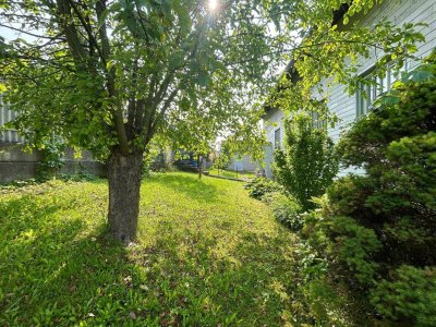 Charmantes Einfamilienhaus in Straßham: Terrasse mit Grünblick und viel Platz für Ihre Familie!