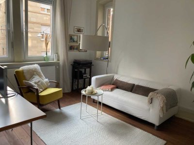 Wohnen auf Zeit: MÖBLIERTE 2-Zimmer Wohnung mit Veranda in Stuttgart-Süd