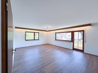 Lichtdurchflutete Mietwohnung mit Einbauküche, Balkon und Garage