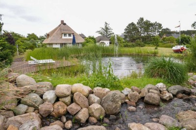 Ein Traum unter Reet zum Verlieben  - ein luxuriöses Amrumer Juwel mit parkähnlichem Grundstück