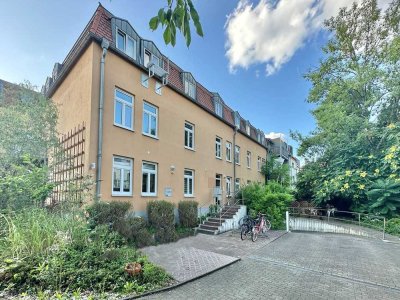 Apartment mit offenem Wohn-/Küchenbereich und großem Schlafzimmer