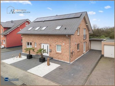 Familienidylle trifft Luxus: Freistehendes Einfamilienhaus mit zwei Garagen