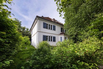 Villa von 1925 zur Sanierung mit Remise, idyllischem Grundstück & zusätzlichem Baurecht