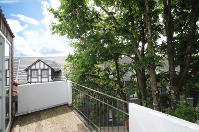 MANNELLA *Lichtdurchflutete DG-Wohnung mit Balkon – modern, mediterran, ruhig, zentral & bezugsfrei.