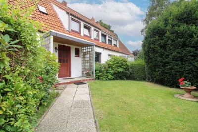 Preisreduktion! Individuelle Doppelhaushälfte mit großem Garten inkl. Carport, Pool und Terrasse