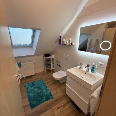 Geschmackvolle 3-Raum-DG-Wohnung mit Balkon und Einbauküche in Sielenbach, OT Tödtenried