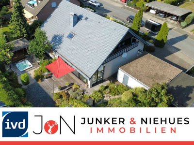 Wohnen mit Komfort: Großes Zweifamilienhaus und herrliche Gartenoase
