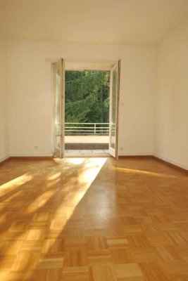 Hier wohnt man gern - 4 Zimmer am Hölderlinplatz mit Balkon