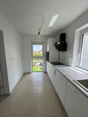 Erstbezug nach Kernsanierung, helle 73qm-3 Zimmer Wohnung mit Einbauküche & Balkon