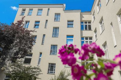 Helle Dachgeschosswohnung mit offener Bauweise und hochwertiger Ausstattung in Mitte