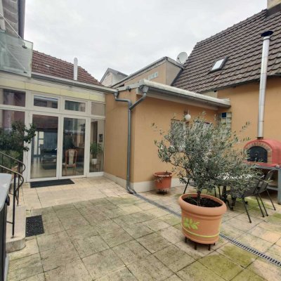 Traumhaftes Einfamilienhaus mit Einliegerwohnung, Wintergarten & idyllischem Innenhof