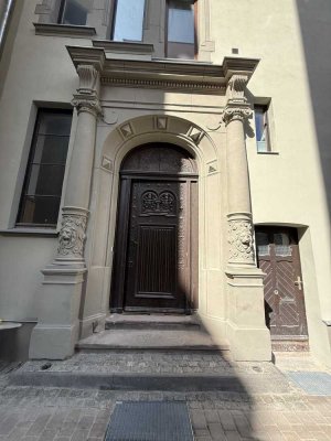 Großflächige Denkmalschutzwohnung unterteilt in 2 Einheiten