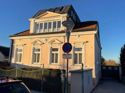 AUSSERGEWÖHNLICHE und GROSSZÜGIGE VILLA mit TRAUMBLICK ÜBER PERCHTOLDSDPRF!