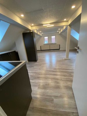 Modernisierte 2-Zimmer-Wohnung im Dachgeschoss mit Einbauküche in 64521, Groß-Gerau