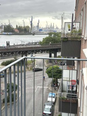Hafenblick: Schöne & frisch sanierte 2,5 Zi.-Altbauwohnung mit EBK und Balkon