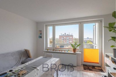 Ab 01.09. frei! - Gepflegte Wohnung im 7. OG mit Weitblick, Aufzug, zwei Zimmern, EBK und Balkon!
