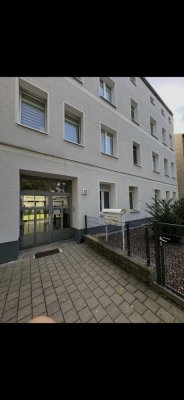 schöne 2-Zimmer Wohnung in Magdeburg-Sudenburg mit Balkon und Einbauküche. Bad mit Dusche und BW.