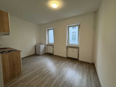Renovierte gemütliche 1 Zi. Wohnung mit Duschbad, Pantry Küche und Laminat in ruhiger Wohngegend