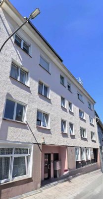 Modernisierte 3-Zimmer-Wohnung EBK mit Balkon, Garage & toller Aussicht in zentraler Lage